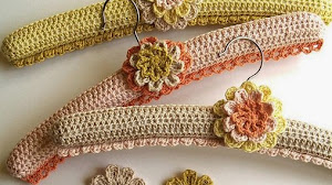 Ideas para tu hogar: perchas forradas al crochet
