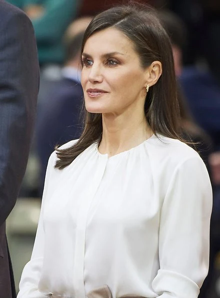 Queen Letizia wore Hugo Boss Banora2 silk blouse, Camel block heel pumps, carries Carolina Herrera Authentic handbag