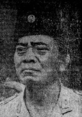 Biografi Urip Sumoharjo Biografi Urip Sumoharjo Biodata Nama lahir : Muhammad Sidik Lahir : 22 Februari 1893 Purworejo, Hindia Belanda Meninggal : 17 November 1948 (umur 55) Yogyakarta, Indonesia Dimakamkan : Taman Makam Pahlawan Kusumanegara Lama dinas : 1914–1939, 1942, 1945–1948 Pangkat : Letnan Jenderal Jenderal (anumerta) Perang : Revolusi Nasional Indonesia Biografi Urip Sumoharjo dilahirkan di desa Sindurjan, Purworejo pada tanggal 22 Februari 1893. Nama lahir dari Urip Sumoharjo adalah Muhammad Sidik. Ayahnya bernama Soemohardjo, seorang kepala sekolah turunan ulama Muslim di daerahnya dan ibunya adalah putrid Bupati Trenggalek Raden Tumenggung Widjojokoesoemo. Urip Sumoharjo adalah enam bersaudara. Sejak kecil Urip Sumoharjo sudah menunjukkan bakat kepemimpinannya. Ia sering bergaul dengan anak-anak sebayanya dan mengkomandani mereka untuk bermain. Suatu hari ia sedang bermain dengan teman-temannya. Ia memajat pohon dan kemudian terjatuh. Akibatnya ia kehilangan kesadaran untuk beberapa waktu. Karena kejadian inilah nama Muhammad Sidik (nama lahirnya) diganti dengan nama Urip Sumoharjo. Urip artinya hidup atau selamat. Urip Sumoharjo kecil agak bandel, susah diatur. Ketika masuk masa sekolah, ia disekolahkan di Sekolah Putri Belanda (karena sekolah putra udah penuh saat itu). Urip Sumoharjo bukanlah murid yang cerdas, nilai akademisnya bahkan tergolong buruk. Urip Sumoharjo Masuk KNIL Ketika Urip Sumoharjo remaja, ia berkenalan