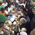 सऊदी अरब -  पीएम मोदी की सद्भावना, भारतीय निर्माण श्रमिकों के साथ किया भोजन