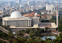 Mesjid Istiqlal dibangun tahun 1951 merupakan rancangan Soekarno dengan arsitek Frederich Silaban