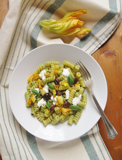 Fusilli con Salsa di Basilico e Alici, Burrata e Fiori di Zucca