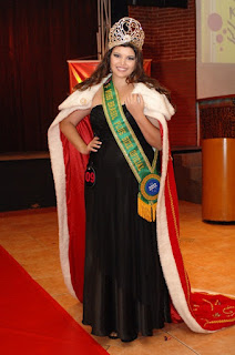 Cléo Fernandes como Miss Brasil Plus Size