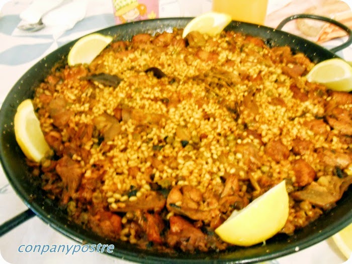Con pan y postre Paella con lomo de cerdo, pollo y algunas verduritas