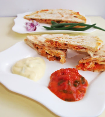 Quesadilla cu pui si salsa picanta