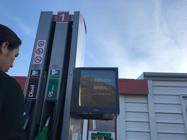コンビニ併設で買物も助かるアイスランドのガソリンスタンド