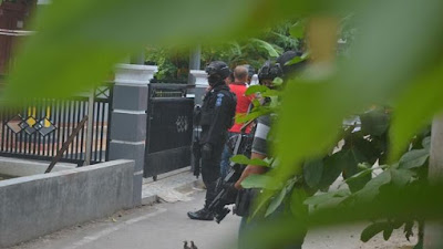 Negosiasi Gagal, Istri Terduga Teroris Memilih Ledakkan Diri Bersama Anak Balitanya