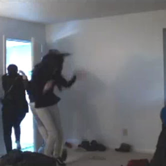 Video : 彼女の部屋で、強盗のフリをして、帰りを待ち伏せてみたら、こうなった…! !