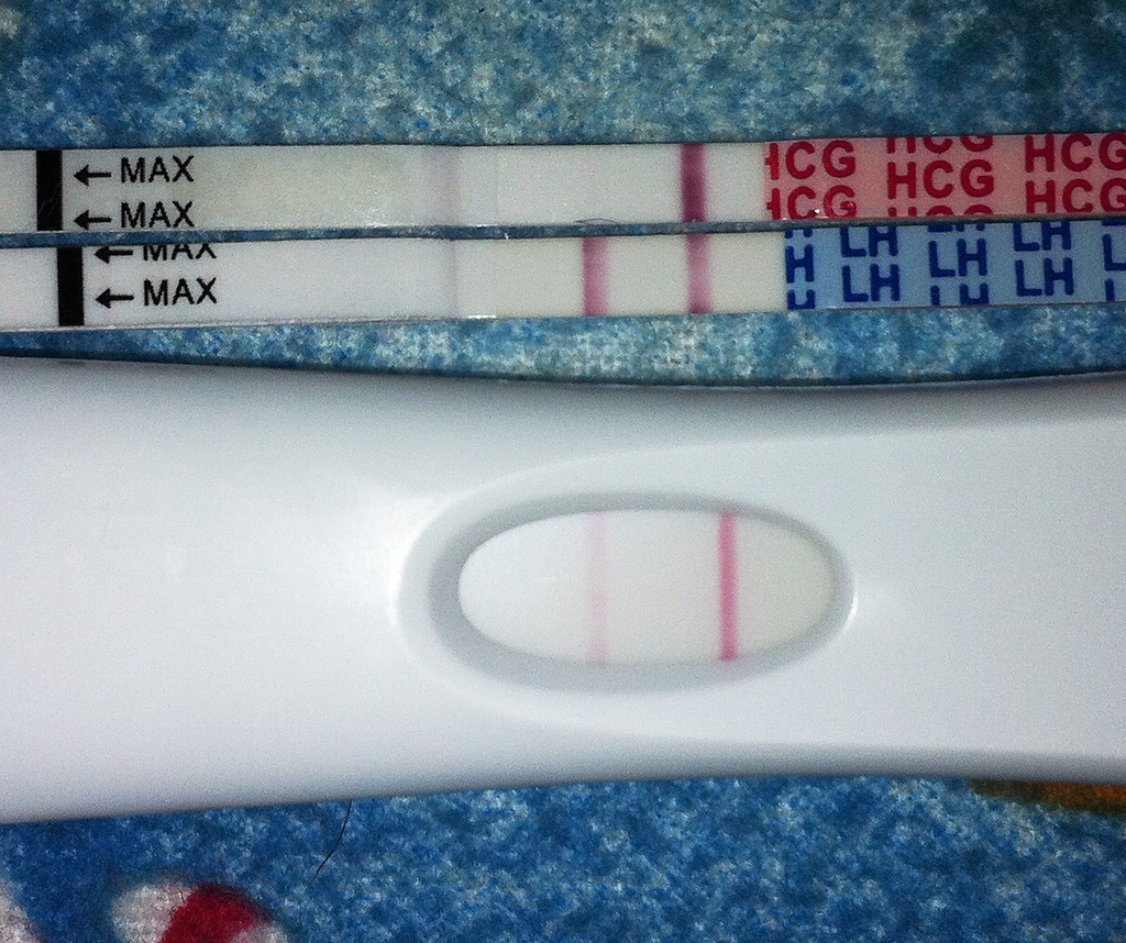 Покажет ли тест положительный при внематочной. Тест на беременность. Положительный тест на беременность. Тест на беременность фото. Внематочная беременность тест покажет или нет беременность.