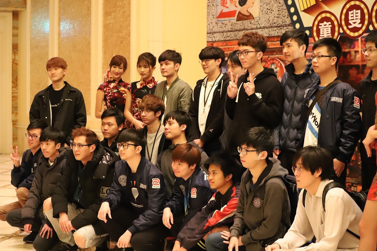 今（26）日網銀國際也舉行了尾牙，席開60桌，以「網銀柑仔店」為主題，員工們以復古打扮現身，而職業電競隊伍閃電狼的選手們也都現身會場。