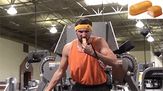 Mann witzig Essen beim Muskelaufbau