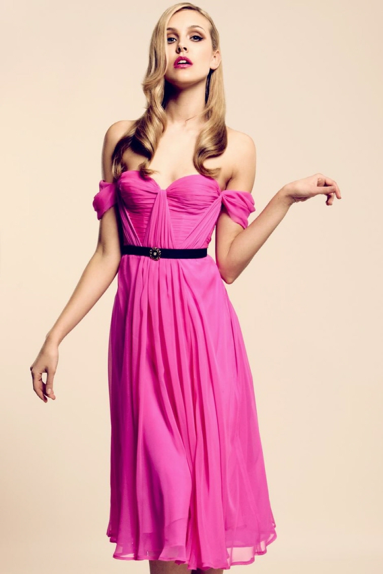 Платья поясом розовые. Платье розовое. Розовое платье с поясом. Ремень к розовому платью. Розовое платье с черным поясом.