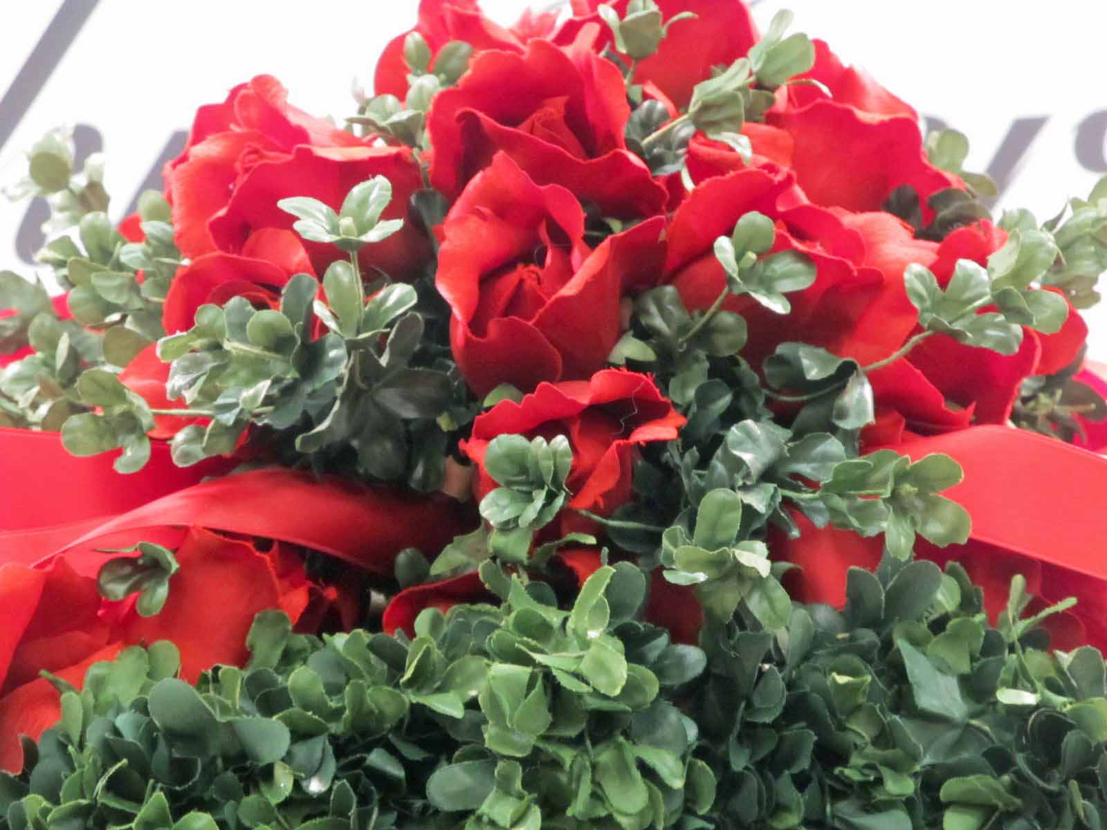 Summit Musings Kentucky Derby Traditions Crafting the Rose Garland