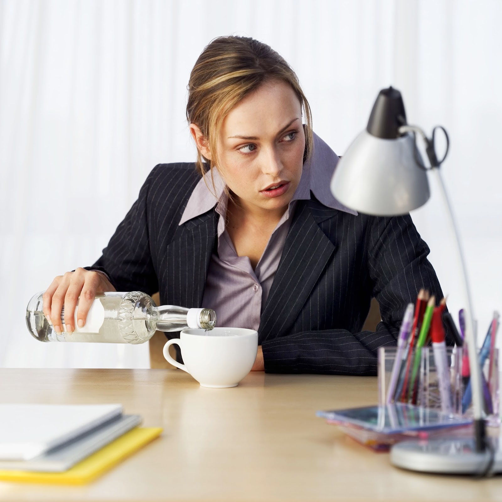 начальница домогается подчиненного. злая начальница. пьяные девушки в кафе. начальник в отпуске. мусорщик пьёт кофе.