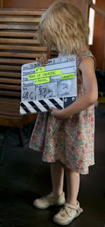 Photographie dans un wagon de Mila, l'actrice la plus jeune de TOM LE CANCRE où est indiqué la production de la société N°7