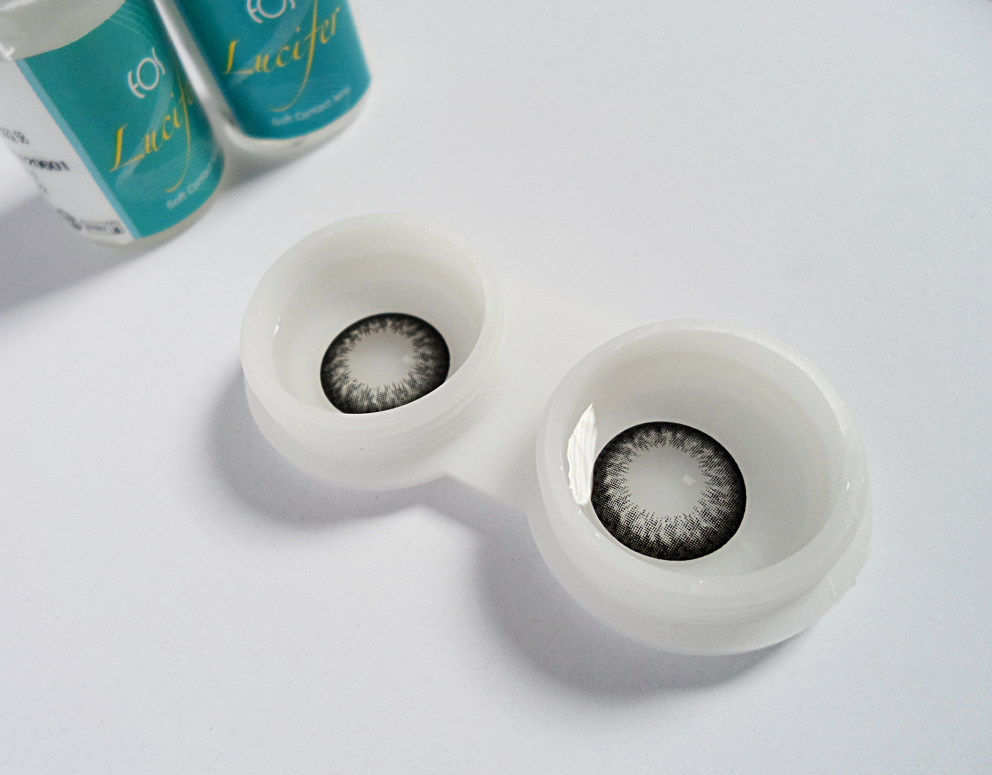 an eye-enlarging cosplay circle lenses review by blogger with pictures, description and before/after demonstration, 目を拡大するサークルレンズレビュー