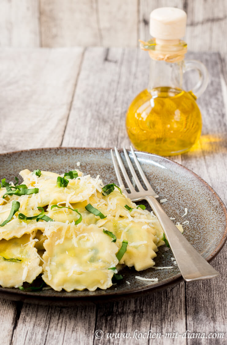 Ravioli with wild garlic filling - Cooking with Diana