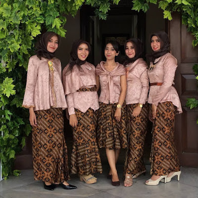 Inpirasi Kebaya Modern Atasan blouse velvet rok batik