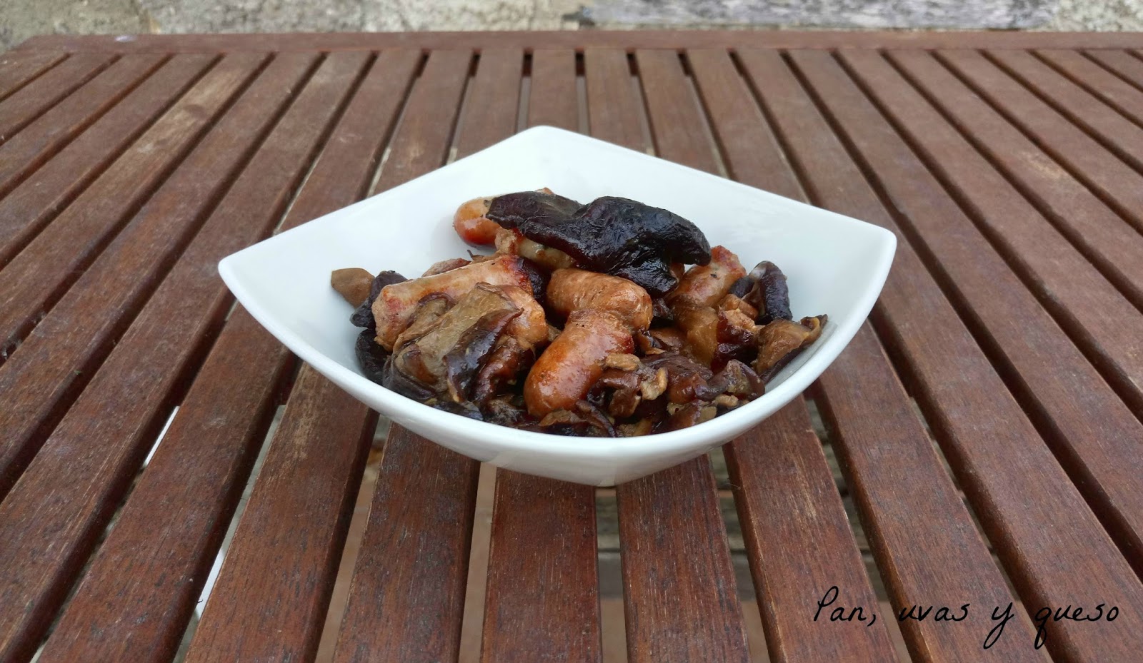 Setas al ajillo con salchichas (tradicional o CrockPot) Pan, uvas y
