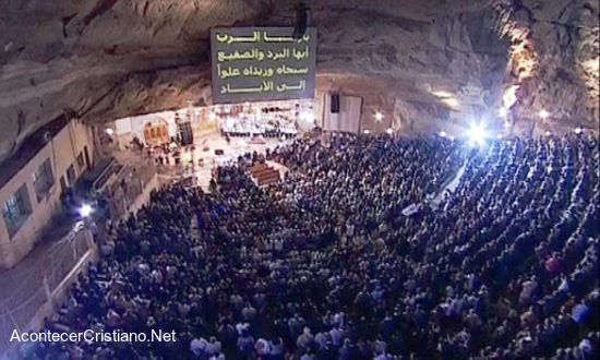 Miles de cristianos reunidos en una cueva en Egipto