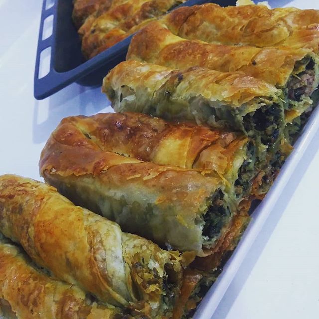 Kıymalı ıspanaklı el açması kol böreği NEFİS LEZZETLERİM