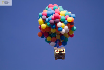 casa volando por globos