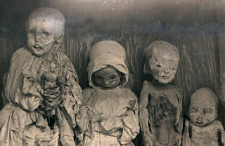 Imagen antigua de terror de momias de niños