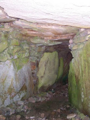 Каменната камарата в Барненез - една от най-старите човешки структури One-of-the-passages-cairn_0