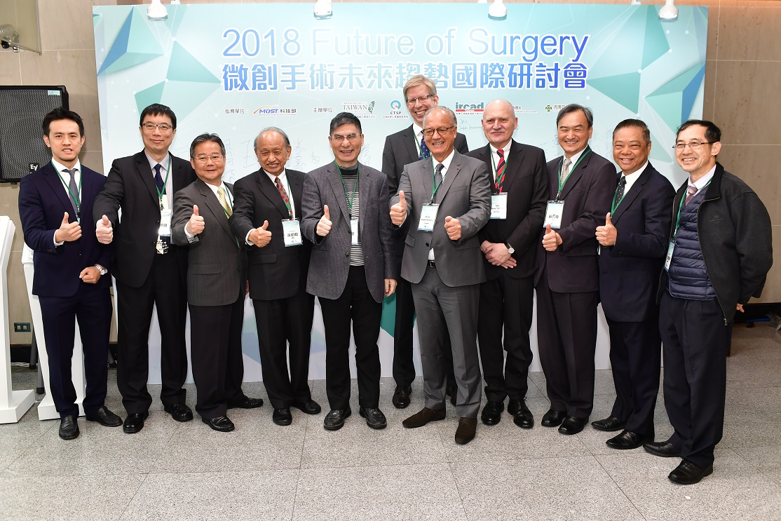 科技部長正在體驗智能導航系統。