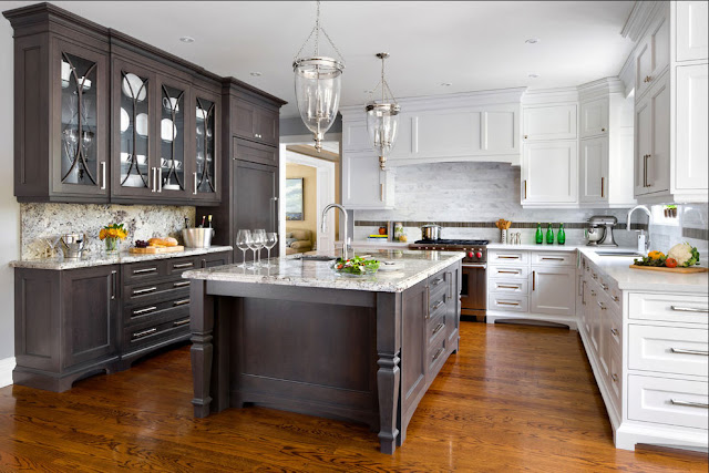 Moderne-Traditionelle-küche-Design-weiß-grau-mit-marmor-Arbeitsplatte