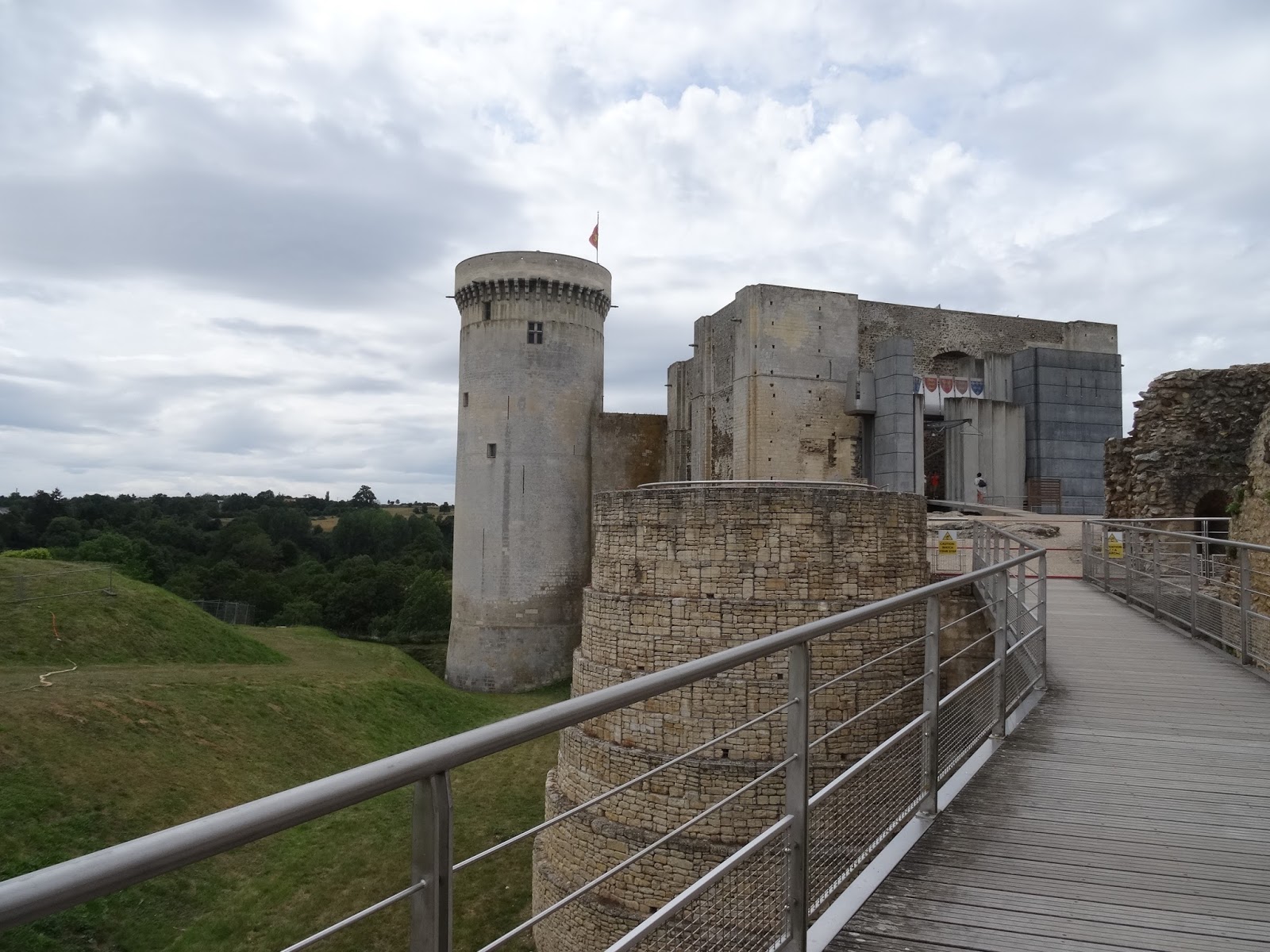 File:Calvados Falaise Chateau Guillaume Le Conquerant Basse-Cour Entree 23042016