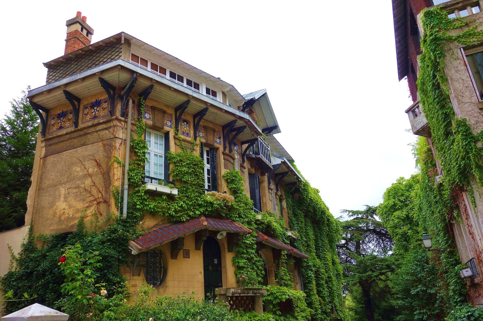 Paris Square de Montsouris l'insolite, verdoyante allée résidentielle