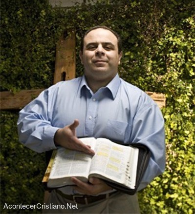 Pastor Michael Salman mostrando su Biblia
