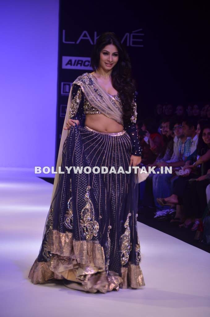 Tanisha Navel Show - Tanisha walks for Payal Singhal at LFW SummerResort 2012