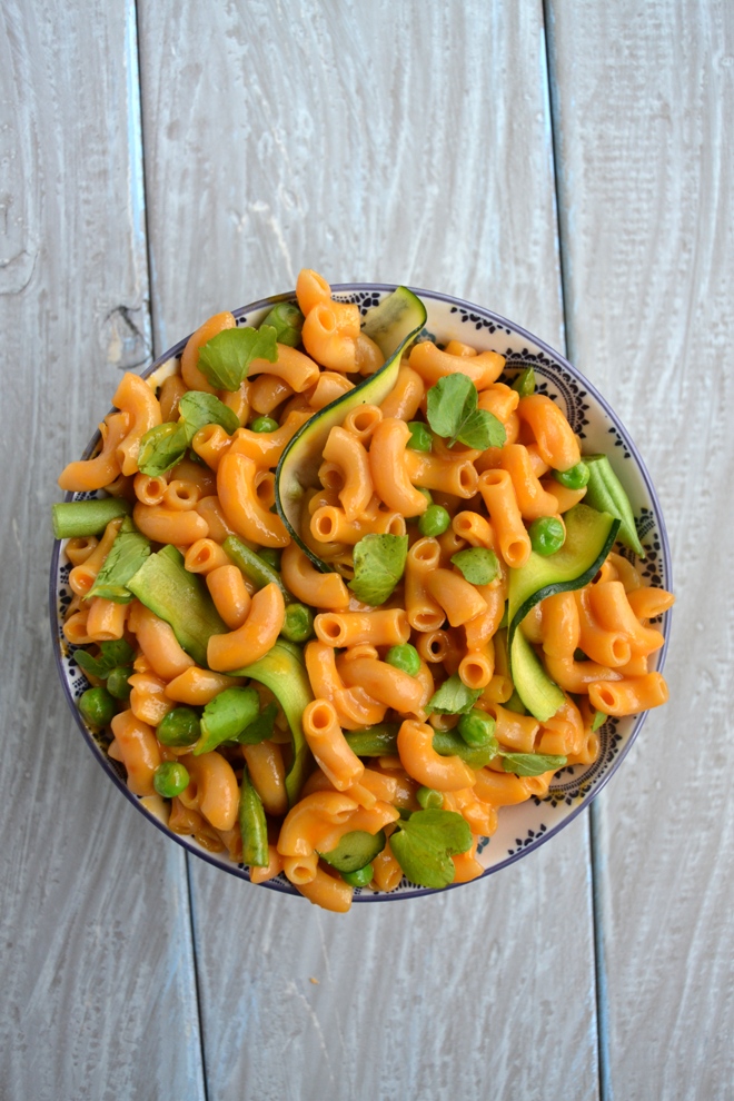 Easy Vegetable Macaroni and Cheese takes 15 minutes to make and is protein and fiber packed and loaded with your favorite green veggies! www.nutritionistreviews.com