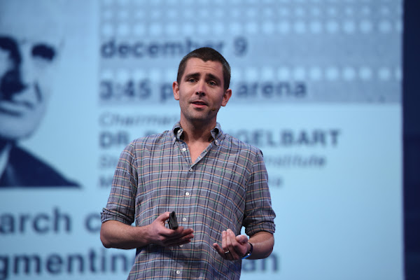 圖說明 Chris Cox 在 Facebook F8 2016 進行技術演說,Facebook 提供