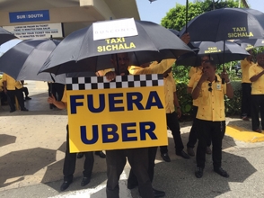 Taxistas del Sindicato de Chóferes del Aeropuerto Las Américas realizan piquete 