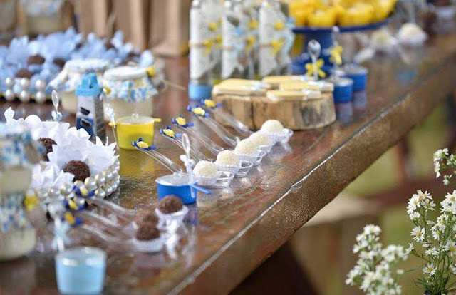 chá bar, noivos felizes, chá de panela, decoração diy, mesa do bolo, decoração amarela e azul, chá bar, rústico