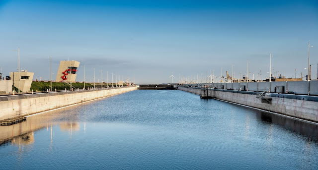 В Нидерландах завершено строительство шлюза на входе в Северный морской канал в Эймёйдене, который является самым большим в мире подобным сооружением.
