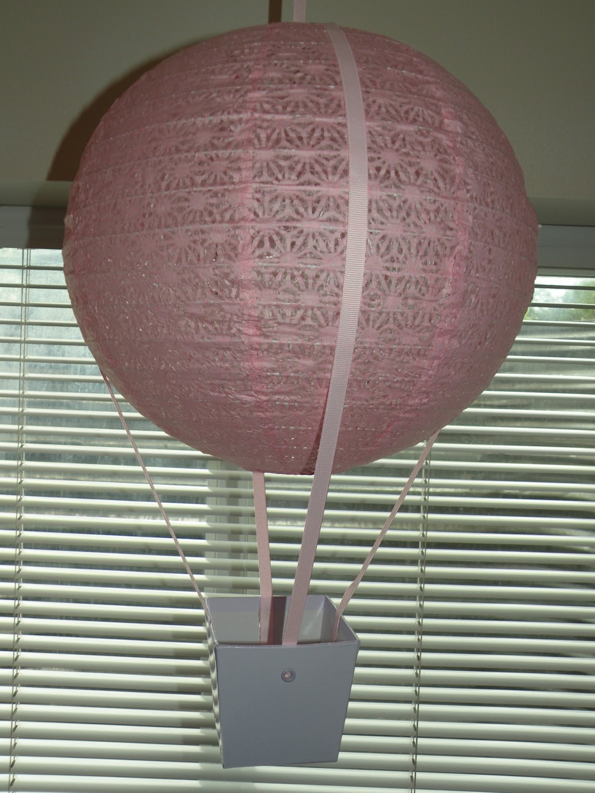 Воздушный шар из пенопласта с корзиной своими руками