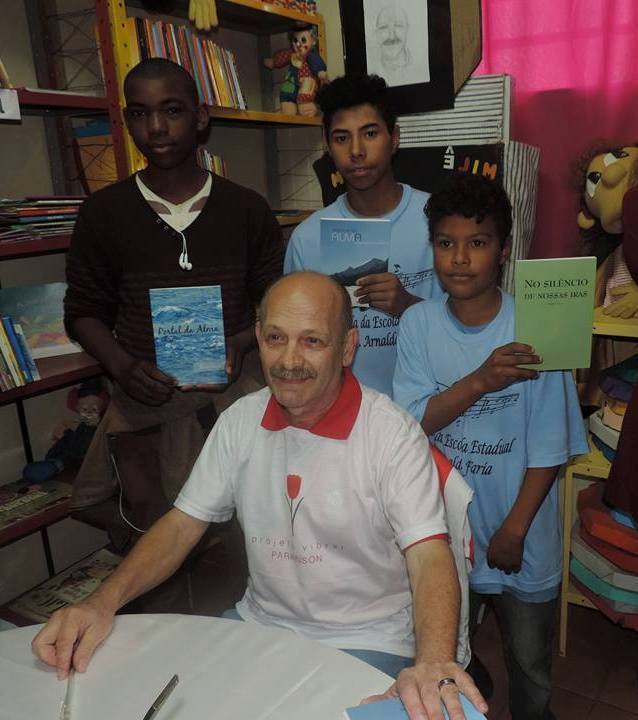 Manoel Ianzer com alunos da escola Arnaldo Faria