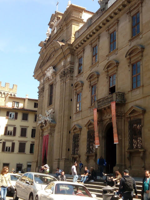 A gauche, l'entrée de l'église San Filippo Neri (tissu rouge) et à droite l'entrée du musée Zeffirelli