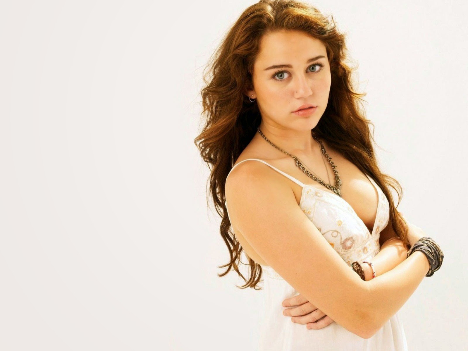 Cute Miley Cyrus in Beautiful White Dress Wallpaper