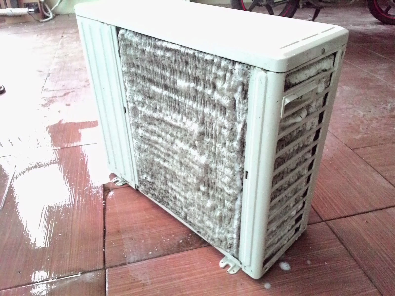 Servis Aircond Rumah oleh juruteknik sambilan Juruteknik