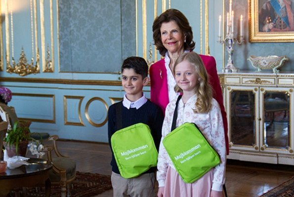 Queen Silvia bought the year's first Mayflower pin, as is traditional. This year, Youssef and Alice from class 2–3 C at Barkarby School in Stockholm
