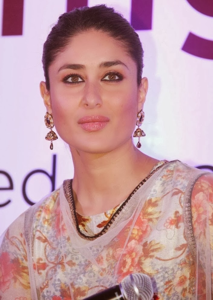 Kareena Kapoor Sexy Photos At Malbar Gold and Diamonds Event - Spicy Ammayi