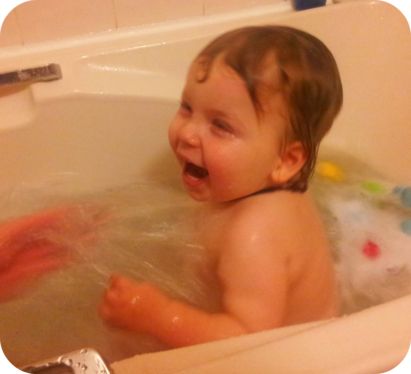 Купается в ванной. Малыш в ванне. Дети купаются в ванной. Малыш купается в ванне. Русские купаются в ванной