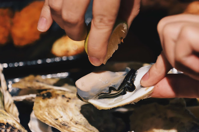 個頭小了點，仍同樣鮮美，擠上點檸檬汁，唏哩呼嚕的滑進喉頭