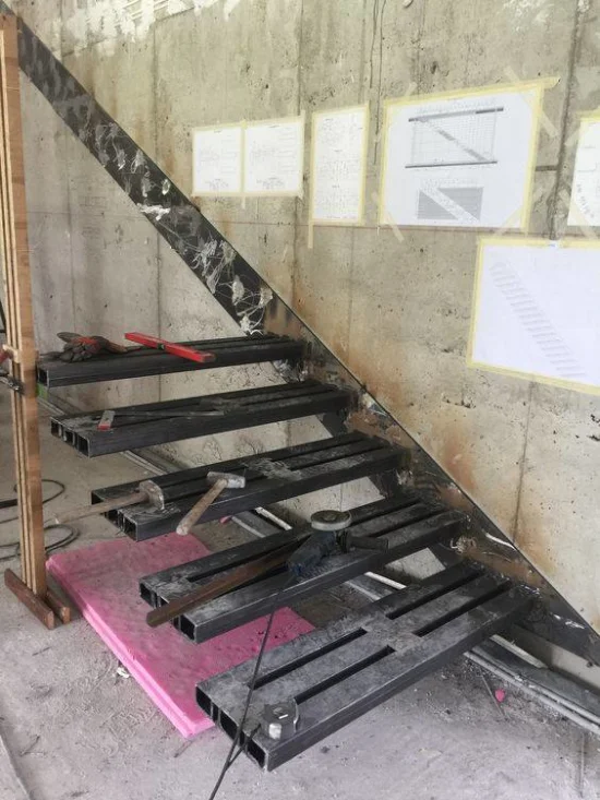 foto konstruksi tangga melayang