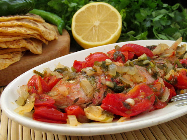 Барабулька запеченная с томатами по-гречески